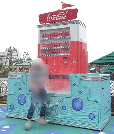 水が飛びだす自動販売機