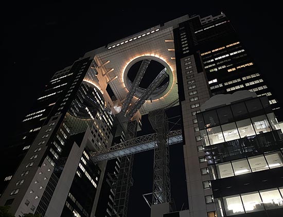 梅田スカイビルの夜景｜展望台39階まで無料に！大阪デートスポット